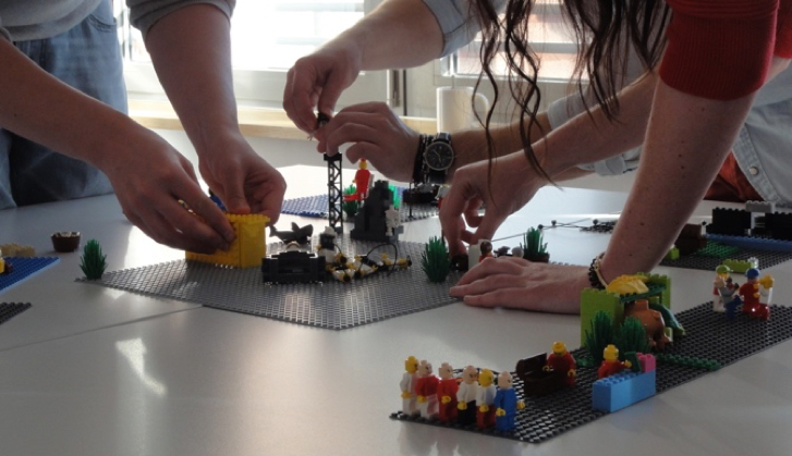 LEGO® SERIOUS PLAY® (LSP) hilft, neue Ideen zu entwickeln, die Kommunikation zu verbessern und die Problemlösung in Unternehmen, Teams und Organisationen zu beschleunigen.